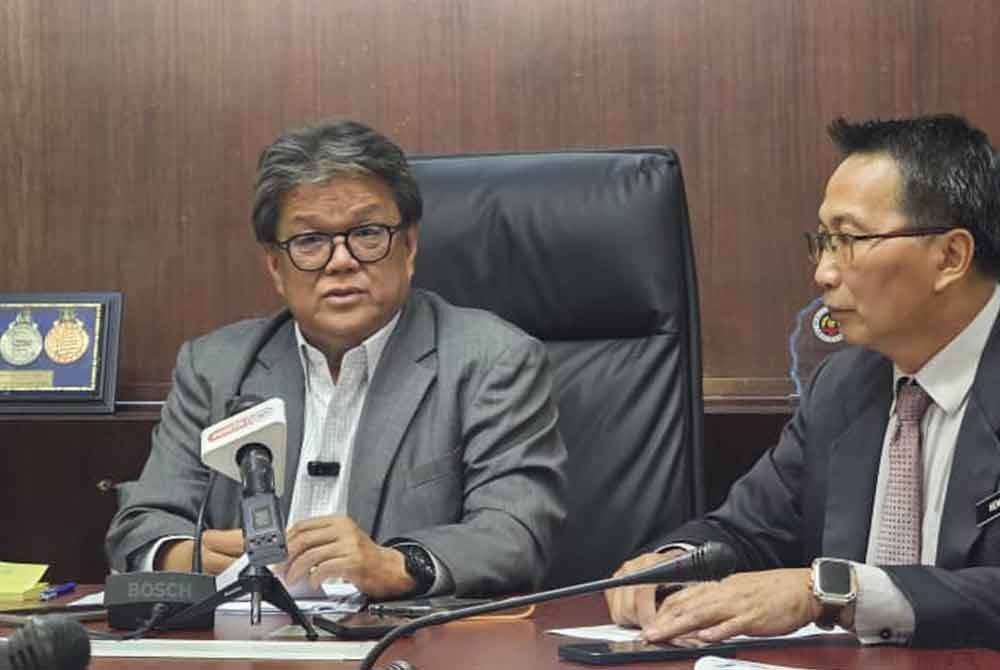 Ellron Alfred Angin (kiri) dalam sidang akhbar di sini, pada Rabu.