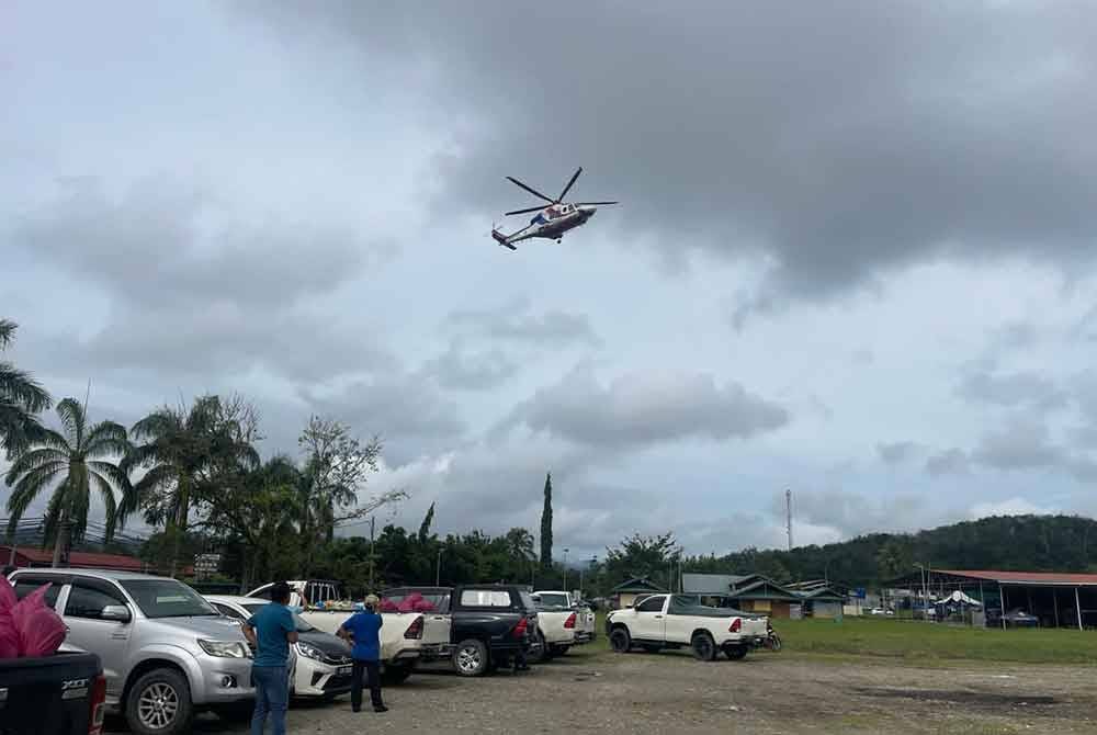 Helikopter AW139 berlepas untuk menghantar bakul makanan kepada penduduk yang terjejas akibat tanah runtuh di kawasan berkenaan.