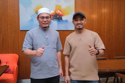 Azizulhasni (kanan) mengadakan pertemuan dengan Hishamuddin berbincang mengenai pembangunan atlet Terengganu. Foto Facebook Azizulhasni Awang