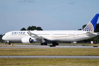 Penerbangan UA198 yang membawa 257 penumpang dan 13 kru itu dalam perjalanan dari Los Angeles (LA) ke Shanghai. - Foto Agensi