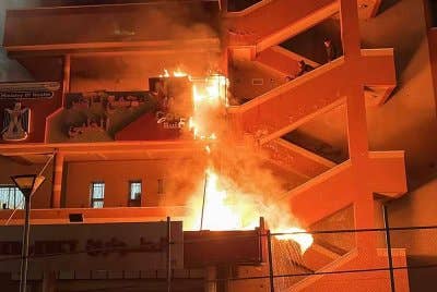 Beberapa staf cuba memadamkan kebakaran di Jabatan Kecemasan di Hospital Nasser di Khan Yunis yang dibom IDF.