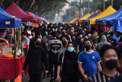 Pelancong asing kagum dengan bazar Ramadan yang menjualkan pelbagai juadah. Gambar hiasan Bernama
