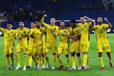 Hector (empat, kanan) meraikan jaringan bersama rakan sepasukan ketika menentang Pasukan Nepal pada perlawanan pusingan ketiga kelayakan Piala Asia 2027 bagi kumpulan F di Stadium Sultan Ibrahim pada Selasa. Foto Bernama