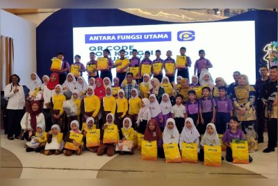Zahar (berdiri, tengah) bersama-sama penerima sumbangan sempena program CSR Sumbangan Pakaian Raya Aidilfitri DPMP di Pasar raya Besar Mydin Meru, di sini pada Selasa.