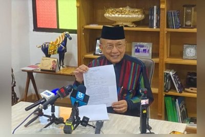 Rais menunjukkan laporan polis dibuatnya ke atas sebuah NGO yang didakwa mempromosi ideologi komunisme di negara ini.