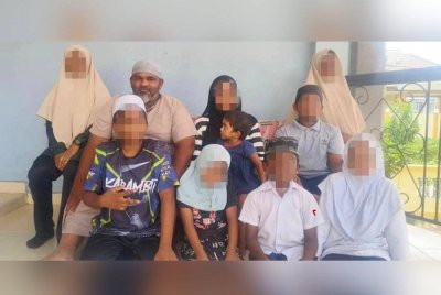 Mohd S Vijay (dua dari kiri belakang) bersama keluarganya turut memeluk agama Islam.