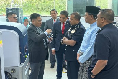 Ayob Khan (tiga dari kanan) pada Rabu meninjau makmal forensik UKM yang menganalisis pelbagai jenis dadah dan bahan kimia.