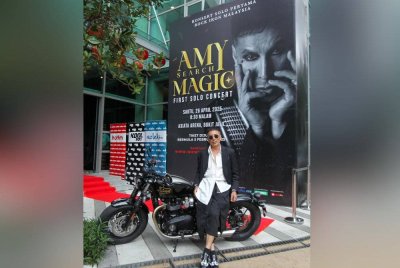 Amy akan tetap meneruskan konsert pada 26 April depan.