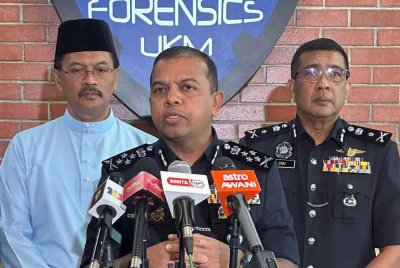 Ayob Khan memaklumkan pelaksanaan Op Selamat 24 sempena Aidilfitri dalam sidang akhbar di UKM pada Rabu.