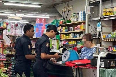 MBDK meneruskan operasi penguatkuasaan dengan menjalankan pemeriksaan terhadap tiga pasar mini di kawasan Bandar Sultan Suleiman.