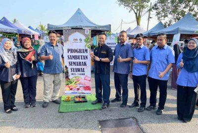 Shaiful Azhar (lima dari kanan) melancarkan Jualan Agro MADANI Semarak Syawal peringkat negeri Kedah di Pasar Tani Taman Wira, Mergong pada Rabu.