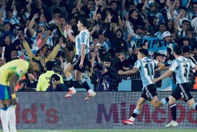 Simeone meraikan jaringan keempat Argentina di Buenos Aires. Foto: Agensi