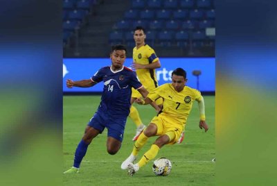 Mickey (kanan) pamer aksi mantap berdepan Nepal. - Foto: Bernama