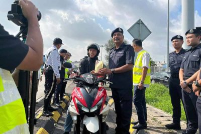 Vijaya Rao selepas melancarkan Kempen Keselamatan Jalan Raya sempena Hari Raya Aidilfitri peringkat IPD Klang Utara di Plaza Tol Bukit Raja Grand Sepadu hari ini. - Foto: FB Lebuhraya GSNK