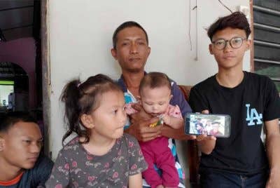 Tengku Syafarin (tengah) bersama anak-anaknya ketika ditemui di kediaman di Jalan Datok Nawar, Merlimau, di Jasin, pada Rabu.