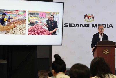 Fahmi merangkap jurucakap Kerajaan Perpaduan ketika sidang akhbar mingguan kabinet di Kementerian Komunikasi hari ini. - Foto: Bernama