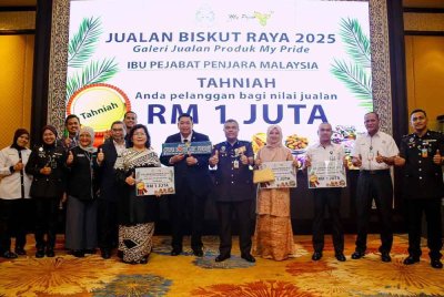 Abdul Aziz (tengah) menyempurnakan gimik pelancaran jualan biskut raya jenama My Pride ke RM1 Juta di Istana Kehakiman, Putrajaya sempena Hari Bersama Jabatan Penjara Malaysia. - Foto: FB Jabatan Penjara Malaysia