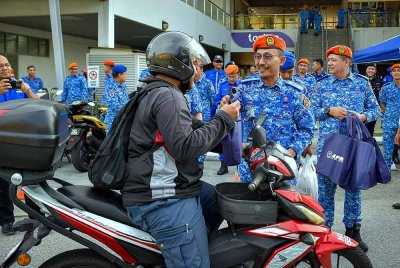 Aminurrahim menyampaikan risalah kempen keselamatan pada Pelancaran Op Prihatin Siri 2 Perayaan Aidilfitri Tahun 2025 di Petronas Solaris, Serdang hari ini. - Foto: Bernama