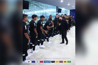 Tunku Mahkota Ismail memberi duit raya kepada pemain Harimau Malaya selepas menewaskan Nepal. - Foto: MNFT