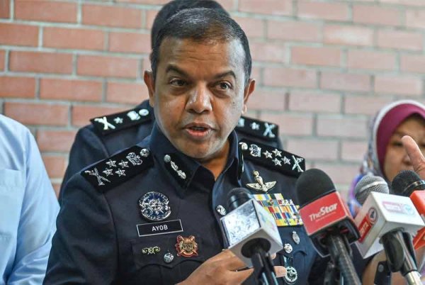 Ayob Khan (tengah) ketika ditemui pemberita selepas Mesyuarat Projek Kerjasama Strategik Untuk Aktiviti Pendidikan dan Penyelidikan Dalam Bidang Sains Forensik Antara PDRM dan UKM di Universiti Kebangsaan Malaysia Bangi hari ini. Foto Bernama