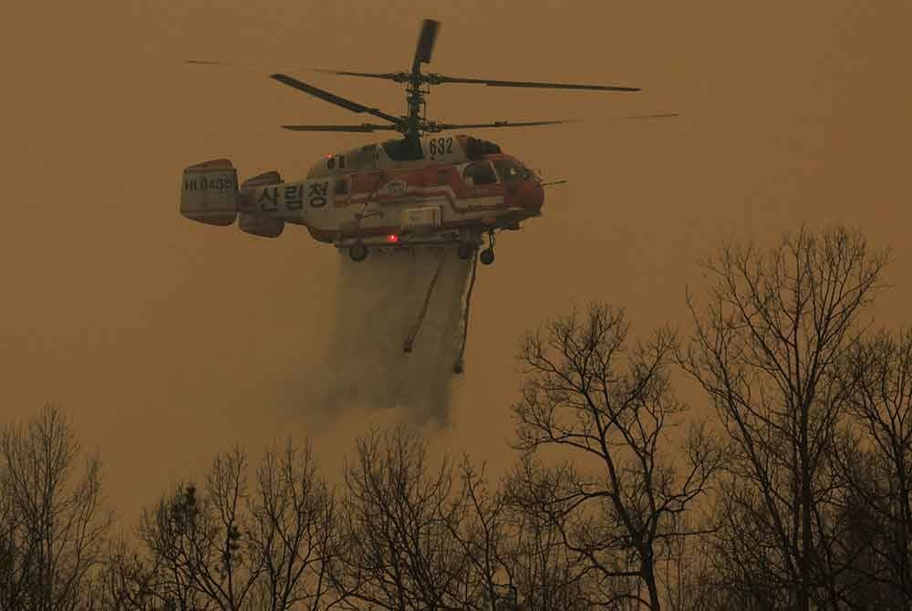 Helikopter turut dikerahkan untuk mengawal kebakaran tersebut.