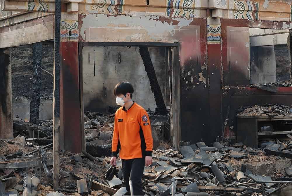 Antara struktur yang musnah dijilat api di Gyeongbuk.