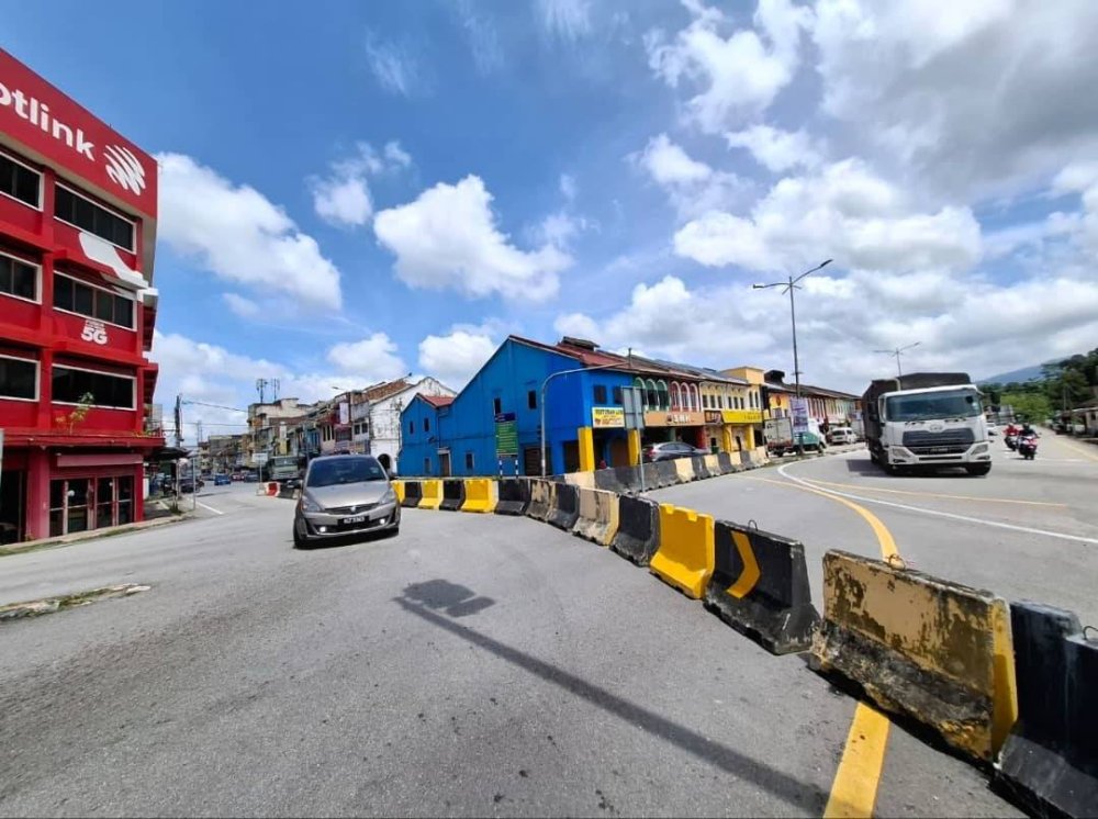 Sistem penyuraian trafik di pekan Tapah dilaksanakan bagi memastikan kelancaran kenderaan terutama ketika waktu puncak dan musim perayaan.