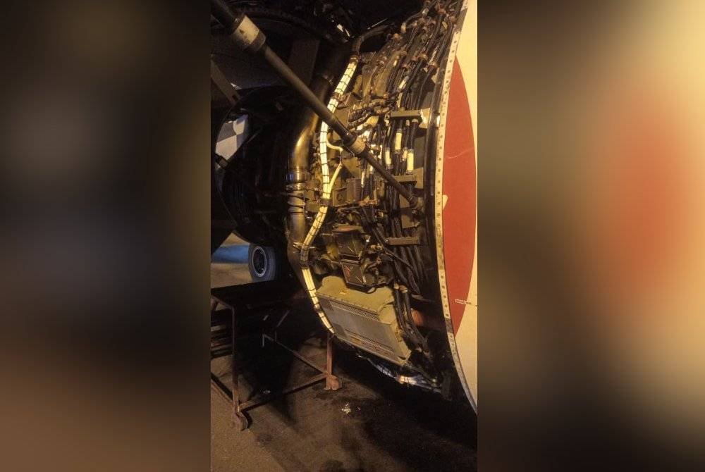 Berlaku kebakaran enjin di sebelah kanan pesawat.