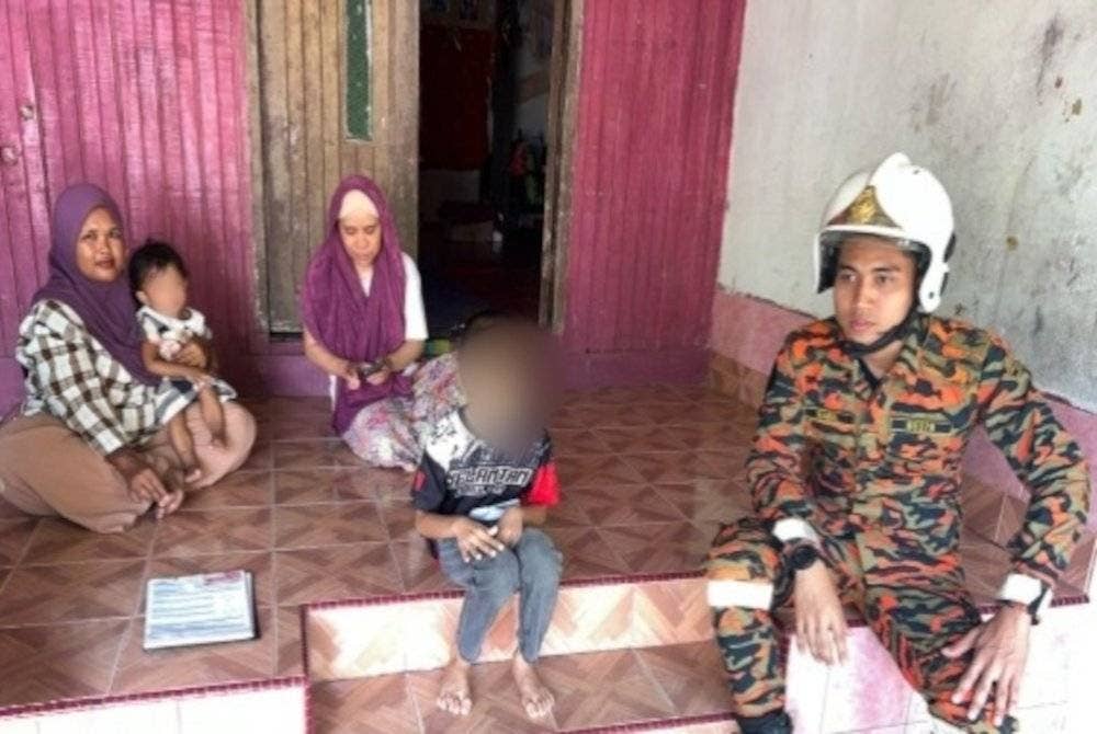 Mangsa (duduk depan, kiri) terselamat selepas air di dalam telaga tersebut hanya berkedalaman 0.6 meter. Foto JBPM