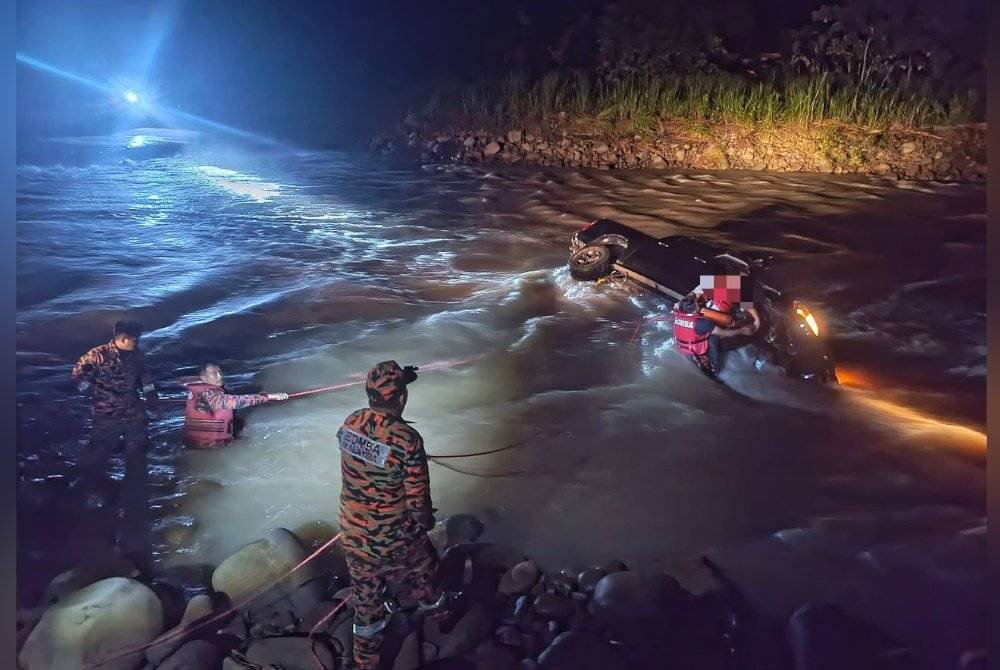 Operasi menyelamat mangsa yang berada di atas bumbung pacuan empat roda dilakukan pasukan bomba.