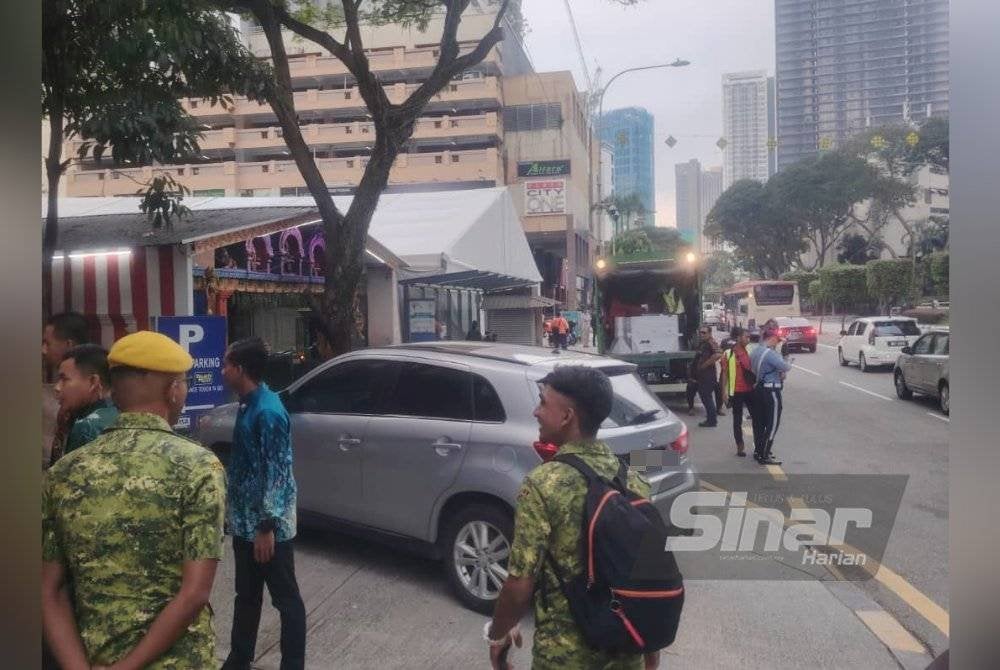 Suasana di sekitar Kuil Dewi Sri Pathrakaliamman, Kuala Lumpur.