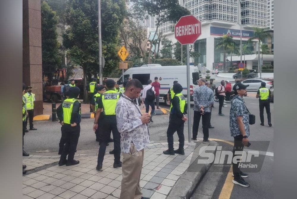 Tinjauan Sinar Harian seawal jam 8.30 pagi mendapati petugas keselamatan antaranya PDRM, DBKL serta Rela berada di sekitar kuil berkenaan.