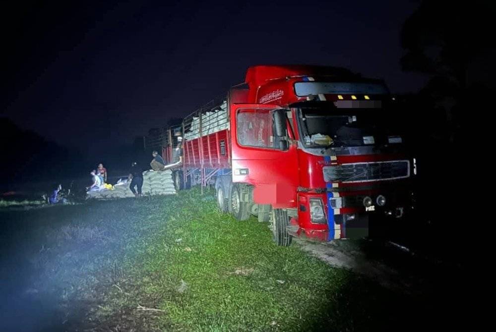 Hasil pemeriksaan menjumpai 20,240 kg beras putih dalam treler tersebut yang disyaki diseludup masuk melalui pangkalan haram. Foto PGA