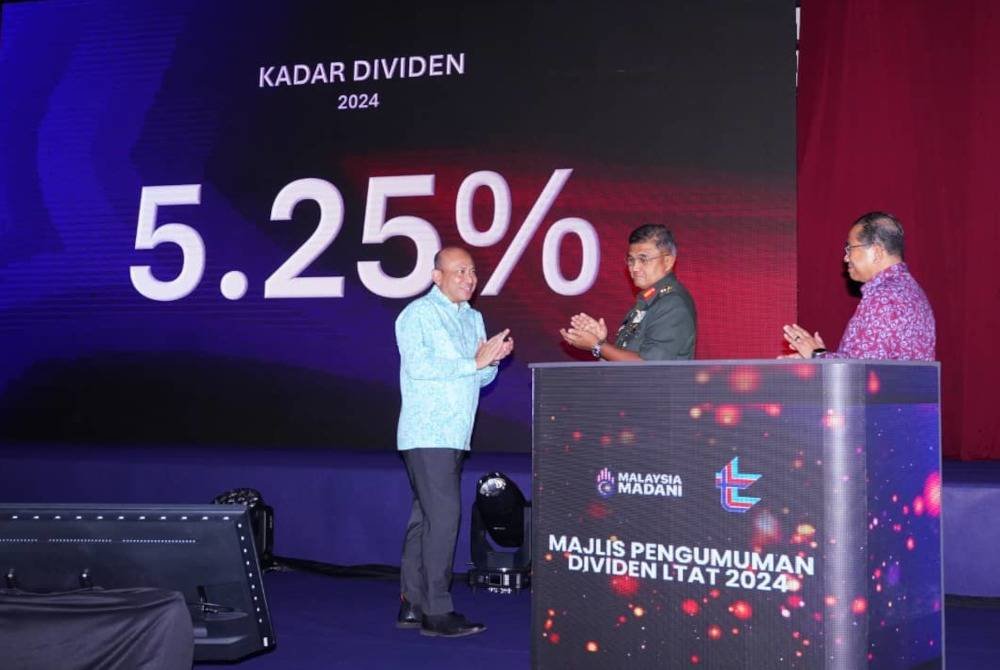 Mohamed Khaled (kanan) ketika Majlis Pengumuman Dividen LTAT 2024 di Hotel Royale Chulan Kuala Lumpur pada Khamis. FOTO SINAR HARIAN/MOHD HALIM ABDUL WAHID