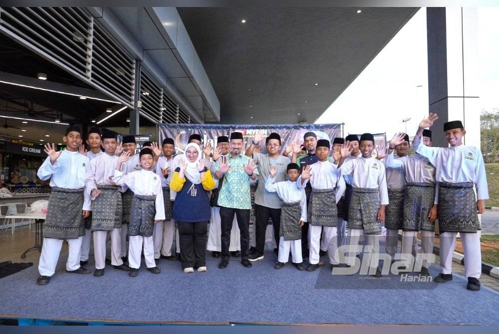 Penyerahan sumbangan kepada Maahad As-Sultan Ahmad Shah Addini yang disampaikan oleh
wakil ADUN Jengka.