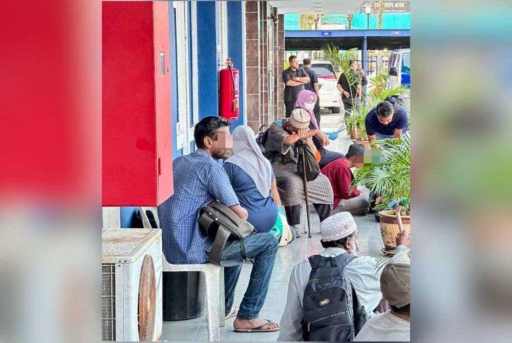 Gelandangan yang diselamatkan dalam operasi bersepadu di bazar Ramadan sekitar bandar Kuantan pada Rabu dibawa ke Balai Polis Kuantan untuk proses dokumentasi.