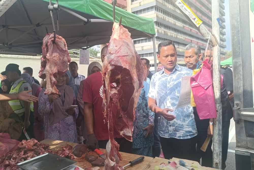 Mohd Mufsi (kanan) meninjau gerai menjual daging di PJRM.
