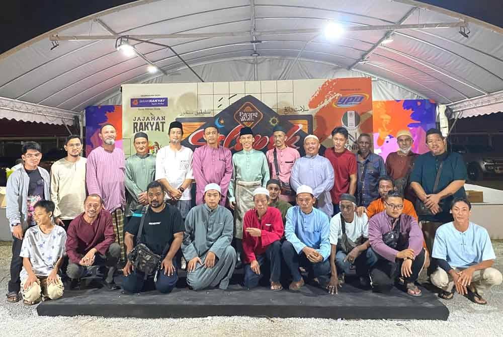Penerima agihan wakalah zakat merakam gambar sempena program diadakan di Payang Walk, Kuala Terengganu, pada malam Rabu.