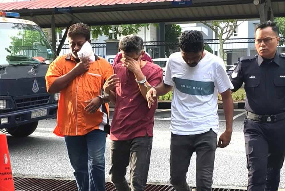 Kesemua tertuduh hadir ke mahkamah dengan diiring polis.