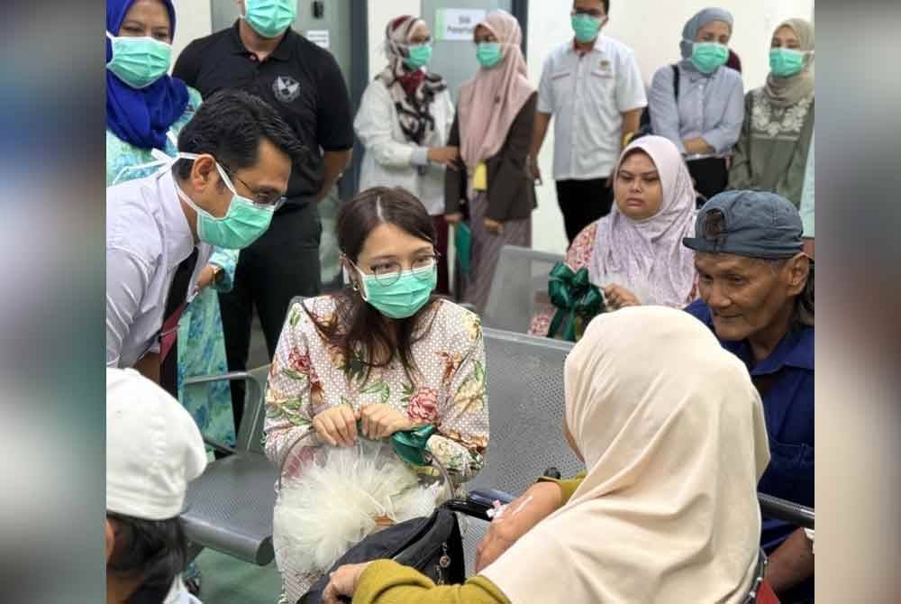 Jamaliah (dua dari kiri) beramah mesra bersama pesakit yang menerima rawatan di sebuah hospital di negeri ini.