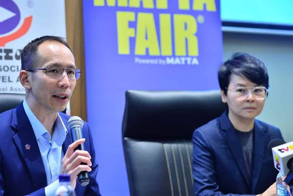 Nigel (kiri) dan Kora (kanan) memberitahu kepada media pada sidang akhbar di MITEC di sini pada Khamis.