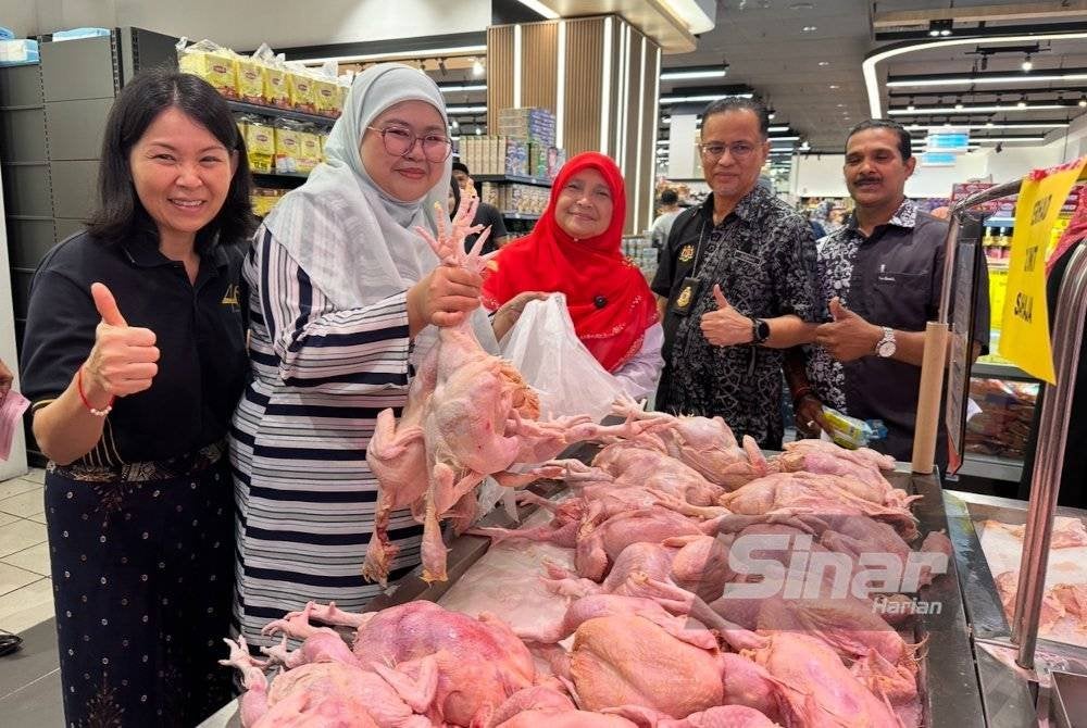 Orang ramai mendapatkan ayam sempena perayaan Aidilfitri. Foto Sinar Harian ADILA SHARINNI WAHID