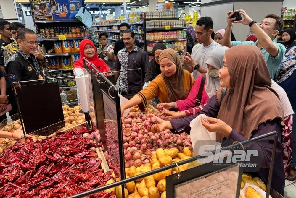 Orang ramai mendapatkan bawang merah kecil India dijual pada harga RM6 sekilogram.
Foto Sinar Harian ADILA SHARINNI WAHID