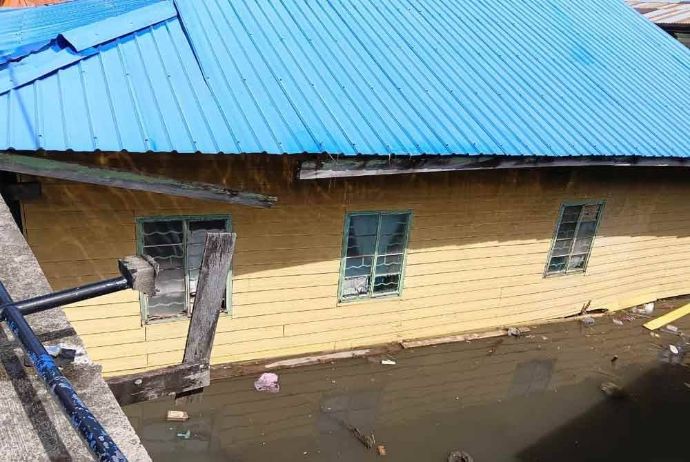 Keadaan rumah yang hampir ditenggelami air selepas roboh dalam kejadian di perkampungan atas air di Kampung Sim-Sim, Sandakan.