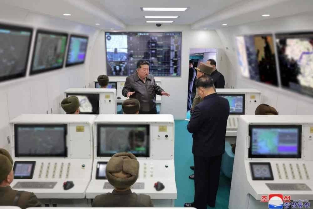 Kim Jong Un memeriksa alat pengintipan dan pengumpulan perisikan yang baru dibangunkan serta sistem serangan elektronik di lokasi yang tidak didedahkan di Korea Utara. Foto AFP