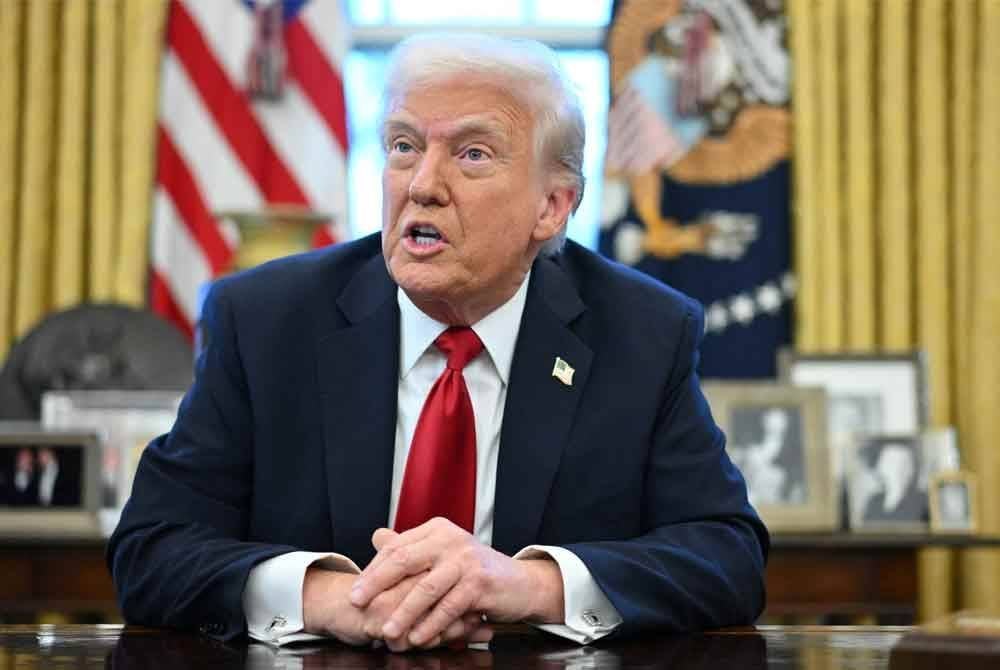 Donald Trump umum tarif 25 peratus ke atas kereta import untuk merangsang industri automotif AS. Foto AFP