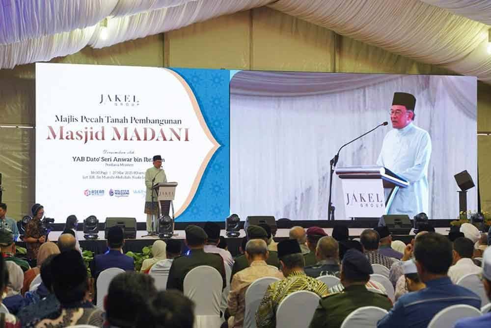 Anwar ketika menyempurnakan Majlis Pecah Tanah Pembangunan Masjid Madani oleh Jakel di ibu kota pada Khamis. FOTO FACEBOOK/ Dr Zaliha Mustafa.