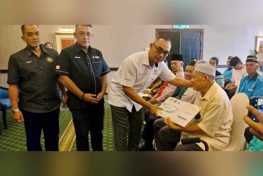 Mohd Ismuil menerima cek GHU disampaikan Semaon pada majlis penyerahan ganjaran itu yang diadakan di sebuah hotel di sini pada Khamis.