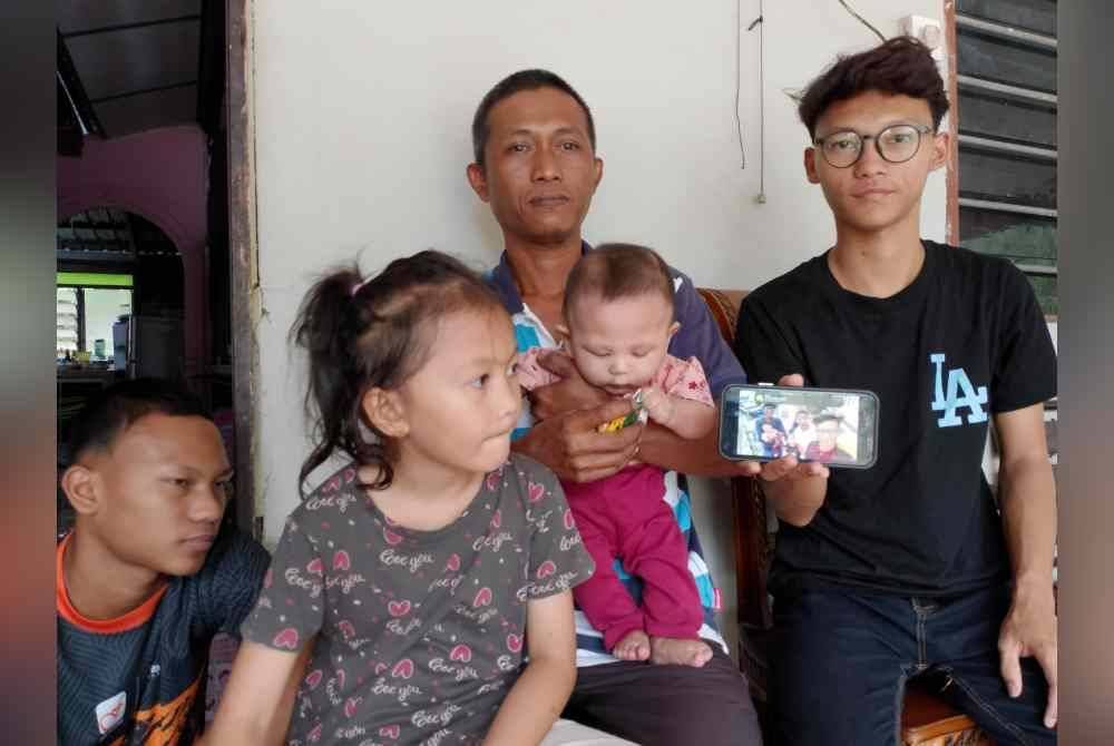 Tengku Syafarin (tengah) akan terus menjaga anak-anaknya biarpun kehilangan insan bernama isteri.