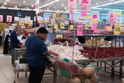 Semua cawangan pasar raya Econsave di Kelantan akan menutup operasi pada 1 Syawal, namun tempoh perniagaan dilanjutkan sehingga jam 12 tengah malam pada malam sebelum Aidilfitri.